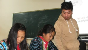  Hơn 90% số học sinh nữ người dân tộc H’Mông các vùng khó khăn của tỉnh Sơn La được đi học.