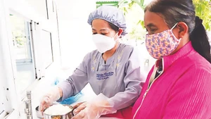 Bệnh nhân nhận suất ăn miễn phí từ bếp ăn "Hiểu và Thương" tại Bệnh viện Đa khoa tỉnh Ninh Thuận. 