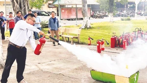 Tập huấn công tác phòng cháy, chữa cháy, cứu hộ, cứu nạn tại Công ty cổ phần Việt Nam Kỹ nghệ súc sản (VISSAN). (Ảnh CTV) 