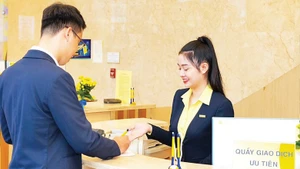 Khách hàng, doanh nghiệp được ngân hàng hỗ trợ vay vốn dịp cuối năm. 