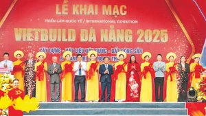 Các đại biểu cắt băng khai mạc triển lãm quốc tế Vietbuild Đà Nẵng 2025. (Ảnh TL)