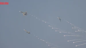 Su-30MK2 đồng loạt thả đạn nhiễu rực sáng bầu trời TP.HCM sáng 30/4