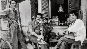 Những người đàn ông ngồi quán nước tại Hà Nội 30 năm trước - Andy Soloman.