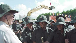Cố Thủ tướng Võ Văn Kiệt thăm hỏi chiến sĩ, thanh niên xung phong thi công tuyến đường Rừng Sác, huyện Cần Giờ. (Ảnh: NGUYỄN CÔNG THÀNH)