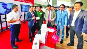 Ngày Chuyển đổi số tỉnh Hải Dương luôn thu hút đông cán bộ, người dân và doanh nghiệp viễn thông tham gia.