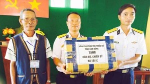 Già làng Tou Prong Dzung (bên trái) trong chuyến thăm vùng biển, đảo thiêng liêng của Tổ quốc năm 2014.