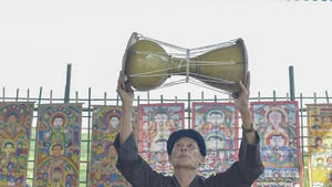 Người Cao Lan ở thôn Động Sơn, xã Chân Sơn, huyện Yên Sơn, tỉnh Tuyên Quang với chiếc trống sành.
