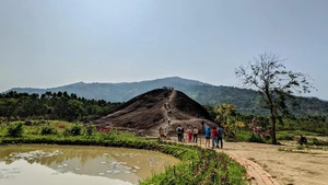Xanh thẳm đại ngàn trải dài trước mắt...