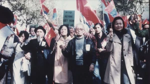 Ngày 30/4/1975, kiều bào diễu hành trên đường phố Paris, giương cao biểu ngữ ”Việt Nam thắng lợi". (Ảnh: Lê Tấn Xuân)