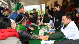 Tại ngôi nhà thiện nguyện, Quân y Đồn Biên phòng Nhôn Mai khám bệnh, cấp thuốc miễn phí cho đông đảo đồng bào.
