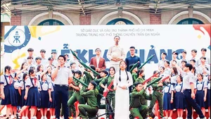 Tiết mục văn nghệ của học sinh Trường THPT Chuyên Trần Đại Nghĩa.