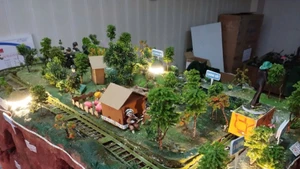 Mô hình Địa đạo Củ Chi của nhóm học sinh Trường THCS Cầu Giấy (Hà Nội). (Ảnh LÊ DUY)