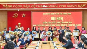 Ban Tuyên giáo và Dân vận Trung ương trao hoa, Bằng khen tặng các cán bộ nghỉ hưu trước tuổi. (Ảnh BTC)