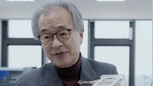 Giáo sư Takehiko Kitamori hiện là đồng Giám đốc Phòng thí nghiệm trọng điểm vật liệu tiên tiến ứng dụng trong phát triển xanh (Đại học Quốc gia Hà Nội).