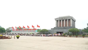 [Video] Người dân cả nước về thăm Lăng Bác trong ngày hội "Thống nhất non sông"
