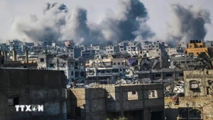 Khói bốc lên sau vụ không kích của Israel xuống thành phố Gaza, ngày 19/4/2025. (Ảnh: Tân Hoa xã)