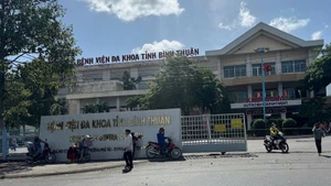 Bệnh nhân được đưa đi bệnh viện cấp cứu