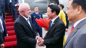 Bộ trưởng Nông nghiệp và Môi trường Đỗ Đức Duy đón Tổng thống Brazil Luiz Inácio Lula da Silva tại Sân bay quốc tế Nội Bài, Hà Nội. (Ảnh: TTXVN)