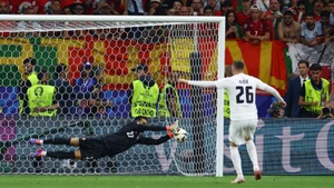 Thủ thành Diogo Costa của Bồ Đào Nha cản phá quả đá luân lưu của Josip Ilicic bên phía Slovenia trong trận đấu vòng 1/8 EURO 2024. (Ảnh: Reuters) 
