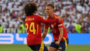 Dani Olmo và đồng đội ăn mừng bàn thắng. (Ảnh: Reuters) 