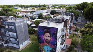 Bức tranh tường khổng lồ về ngôi sao Lionel Messi gần ngôi nhà nơi anh sinh ra ở Rosario, Argentina. (Ảnh: Reuters)