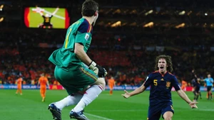 Iker Casillas (bìa trái) và Carles Puyol ăn mừng sau khi Tây Ban Nha giành chiến thắng trận chung kết World Cup tại Nam Phi năm 2010. (Ảnh: FIFA)