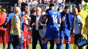 Huấn luyện viên Didier Deschamps cùng tiền vệ Adrien Rabiot và các cầu thủ Pháp trong giờ giải lao trong trận đấu vòng bảng với Ba Lan. (Ảnh: Reuters)