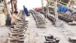  Gia đình chị Phan Thị Tạo mỗi mùa Tết làm hơn 1.000 chiếc lò đất. 