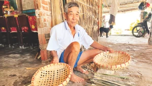 Ông Trần Văn Mến, 75 tuổi là một trong số ít người dân theo nghề đan đát tại xã Phú Lễ, huyện Ba Tri, tỉnh Bến Tre.