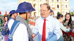 Lãnh đạo Tỉnh ủy Cà Mau choàng khăn, tặng hoa chúc mừng tân binh lên đường nhập ngũ.