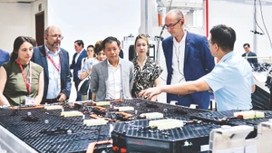 Chủ tịch Hội đồng Quốc gia Thụy Sĩ Martin Candinas (thứ 2 từ trái sang) thăm Nhà máy Vinfast. (Ảnh Vinfast) 