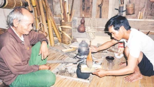 Người Giẻ Triêng cùng nhau thưởng thức món "Chẹ Giâm".