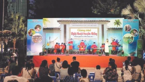 Biểu diễn nghệ thuật đờn ca tài tử - loại hình nghệ thuật đặc trưng đất Tây Đô.