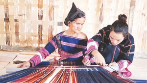 Phụ nữ Ba Na dệt vải.