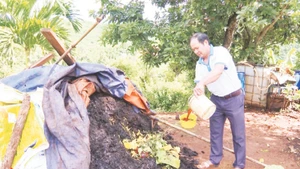 Nông dân ở Đắk Nông sử dụng phế phẩm từ sản xuất nông nghiệp để sản xuất phân bón hữu cơ vi sinh thay thế phân hóa học đem lại hiệu quả cao trong sản xuất.