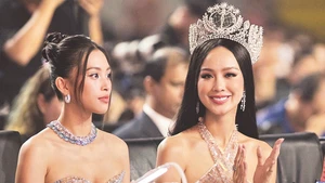 Lê Nguyễn Bảo Ngọc (bên phải), Hoa hậu Liên lục địa 2022 và Hoa hậu Việt Nam 2018 Trần Tiểu Vy trên hàng ghế Ban giám khảo cuộc thi Hoa hậu Việt Nam 2022. Ảnh: Phú Thọ