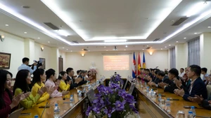 Đoàn Bộ Văn hóa, Thể thao và Du lịch thăm Đại sứ quán Việt Nam tại Phnom Penh. Campuchia.