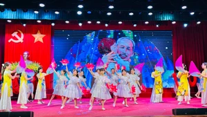 Các tiết mục văn nghệ chào mừng.