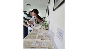 Người xem tìm hiểu nội dung các tài liệu trưng bày.