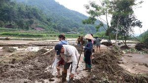Người dân xã Yến Dương dọn dẹp đường dân sinh sau lũ. Ảnh: Thu Trang
