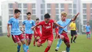 Trung tâm bóng đá Đào Hà (áo xanh) thua Thể Công với tỷ số 1-12. 
