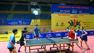 Giải vô địch bóng bàn quốc gia Báo Nhân Dân lần thứ 43 diễn ra sôi nổi, hấp dẫn. (Ảnh Duy Linh) 