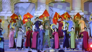 Kỷ niệm 95 năm Ngày thành lập Đảng Cộng sản Việt Nam (03/02/1930 - 03/02/2025), tối 3/2/2025, tại Quảng trường Cách mạng tháng Tám (Hà Nội), Bộ Văn hóa, Thể thao và Du lịch tổ chức Chương trình nghệ thuật đặc biệt "Mừng Đảng, mừng Xuân, mừng đất nước đổi mới” với chủ đề “95 năm - Ánh sáng soi đường”. Ảnh: TTXVN 