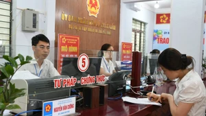 Người dân đến Ủy ban nhân dân xã Xuân Cẩm, huyện Hiệp Hòa (Bắc Giang) thực hiện thủ tục hành chính. Ảnh: VĂN HỌC