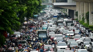 Phương tiện “chen chân” lưu thông trên đường phố Hà Nội vào giờ cao điểm. (Ảnh THẾ ĐẠI) 