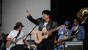 Macario Martinez hát “Suena Lindo, Corazon”