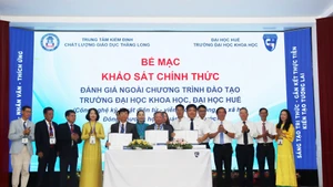 Kiểm định chất lượng giáo dục đại học là hoạt động để bảo đảm sự nhất quán trong chất lượng và sự minh bạch đối với toàn xã hội. (Ảnh Thu Quỳnh)
