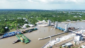 Công trình thủy lợi cống âu Rạch Mọp vừa đưa vào khai thác phục vụ phòng chống hạn mặn cho tỉnh Sóc Trăng. Ảnh: Lê Sơn 