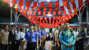 Thành viên tổ tàu và các hành khách chờ đợi làm thủ tục nhập cảnh tại ga Đồng Đăng tối 25/5. 