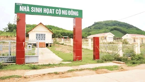 Các công trình phúc lợi như Nhà sinh hoạt cộng đồng, trường học ở xã Ea Yiêng được xây dựng kiên cố nhưng bị bỏ hoang ba năm nay.